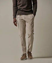Afbeelding in Gallery-weergave laden, TROUSER 828 RLXFIT OFFWHITE