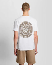 Afbeelding in Gallery-weergave laden, T-Shirt Borders Label Graphic