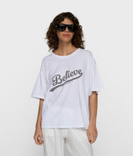 Afbeelding in Gallery-weergave laden, believe tee