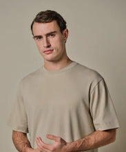 Afbeelding in Gallery-weergave laden, T-SHIRT CREW NECK SS BEIGE