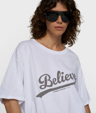 Afbeelding in Gallery-weergave laden, believe tee
