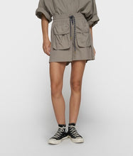 Afbeelding in Gallery-weergave laden, crinkle utility shorts