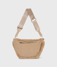 Afbeelding in Gallery-weergave laden, fluffy fanny pack