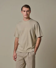 Afbeelding in Gallery-weergave laden, T-SHIRT CREW NECK SS BEIGE