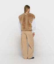 Afbeelding in Gallery-weergave laden, sleeveless fluffy vest