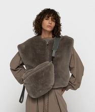 Afbeelding in Gallery-weergave laden, fluffy fanny pack