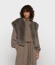 Afbeelding in Gallery-weergave laden, sleeveless fluffy vest