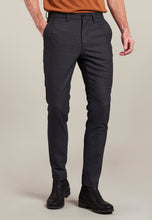 Afbeelding in Gallery-weergave laden, Lancaster Tapered Chino Playi